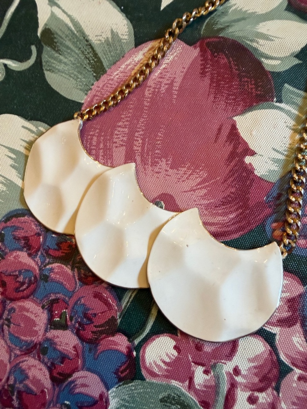 Vintage White Enamel Statement Scalloped Pendant Necklace with Gold Chain - Picture 5 of 7